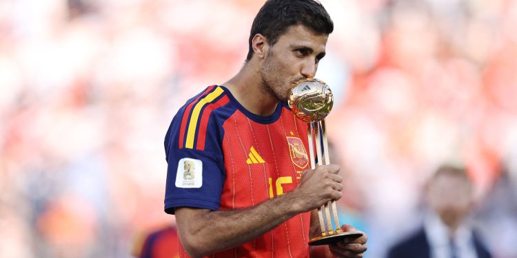 Barcelona aumenta proposta por Rodri para R$ 420 milhões e espera fechar contratação, diz jornal