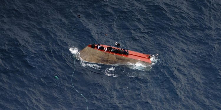 Barco de imigrantes vira a caminho da Itália e 13 tunisianos estão desaparecidos