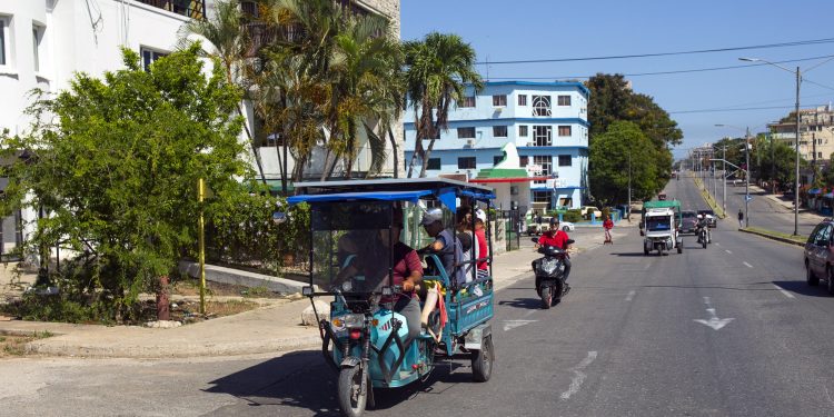 Baterias de lítio, triciclos elétricos e painéis solares: como Cuba sobrevive ao bloqueio do petróleo imposto pelos EUA