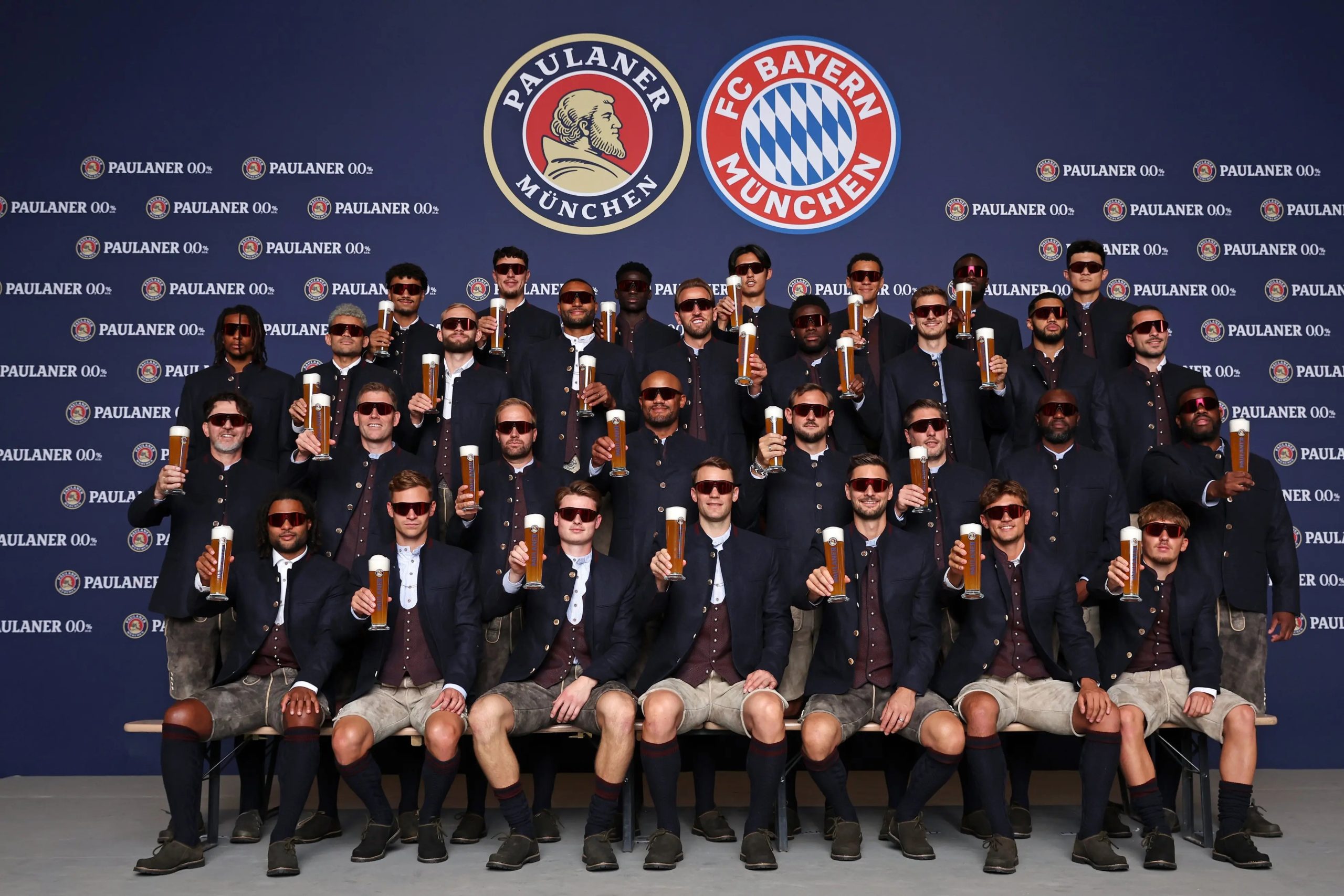 Bayern entra no clima da Oktoberfest e jogadores posam com trajes típicos da Baviera; veja fotos