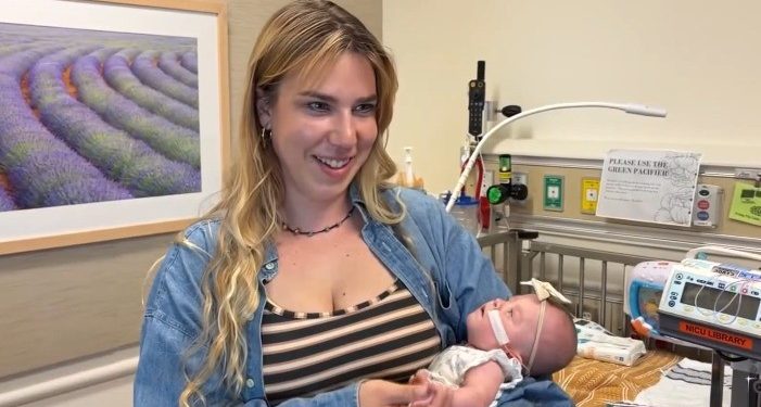 Bebê que nasceu com 350 gramas recebe alta após cinco meses na UTI neonatal nos EUA