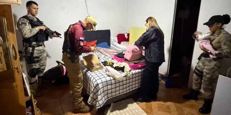 Bebê sequestrada e levada ao Paraguai é resgatada após rastreamento de celular