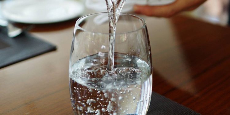 Beber água ou outro líquido durante a refeição faz mal? Entenda