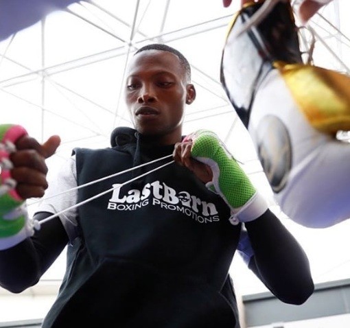 Bicampeão mundial de boxe é morto a tiros durante emboscada em frente à sua casa