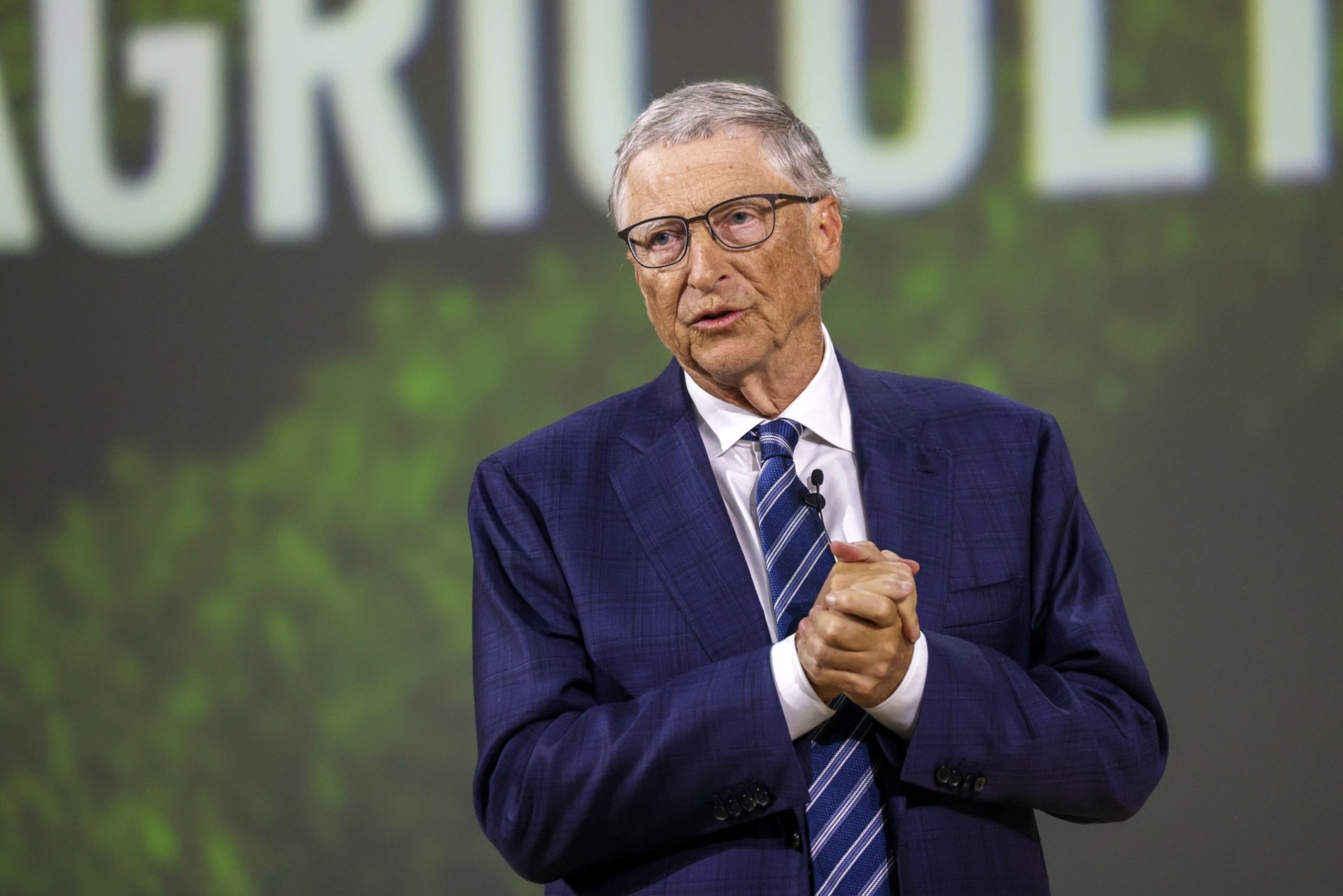 Bill Gates defende 'reserva de empregos para humanos' para minimizar impacto da IA no trabalho