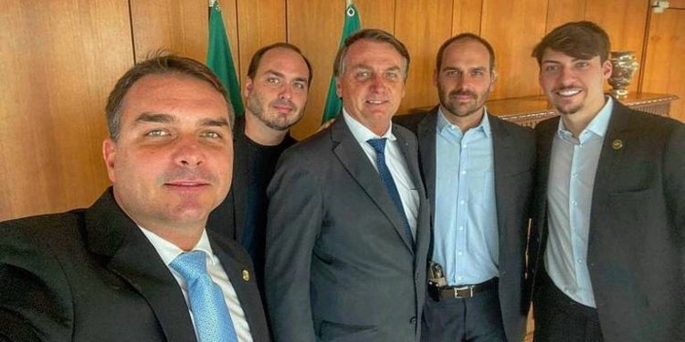 Bolsonaro pede a Moraes autorização para receber Flávio, Carlos e Jair Renan no dia dos pais