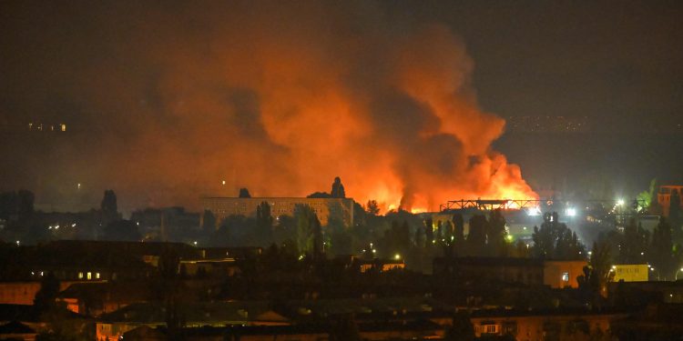 Bombardeios russos voltam a atingir Kiev e deixam pelo menos 3 mortos