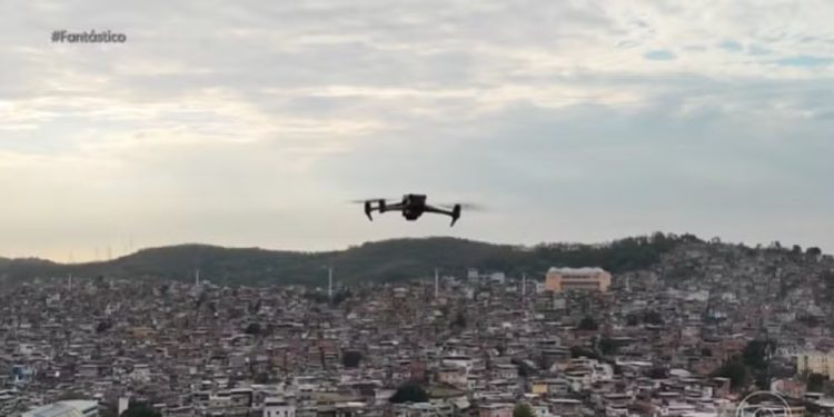 Bombas lançadas por drones aterrorizam moradores de favelas do Rio