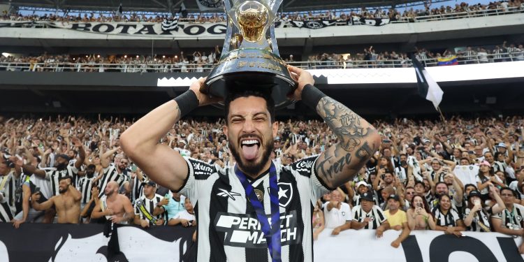 Botafogo anuncia renovação de contrato com Alex Telles: 'O ídolo fica'