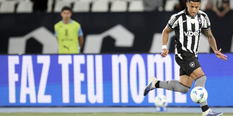 Botafogo encaminha venda de Matheus Martins ao Dinamo Moscou