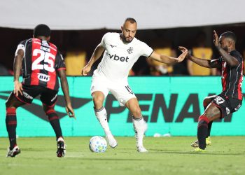 Botafogo joga mal e perde para o Vitória em Salvador