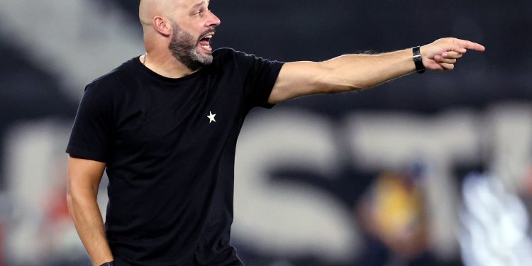 Botafogo perde força em casa e técnico Franclim Carvalho critica gramado: 'Não tem a qualidade de antes'