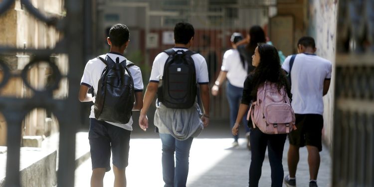 Brasil avança no Ideb, mas não atinge metas previstas para 2021 em duas etapas de ensino