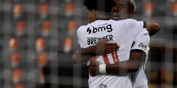 Brenner quebra jejum de quase quatro meses pelo Vasco, em duelo com o Fluminense, na Copa do Brasil