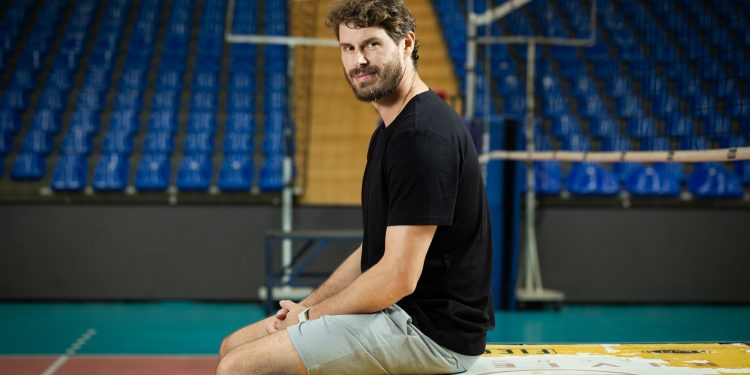 Bruninho relembra ouro na Rio-2016 e comenta sobre momento atual do vôlei: ‘A seleção não pode tirar a faca dos dentes’