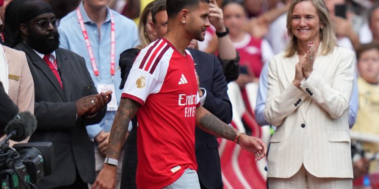 Bruno Guimarães é apresentado à torcida do Arsenal em jogo com Borussia Dortmund no Emirates