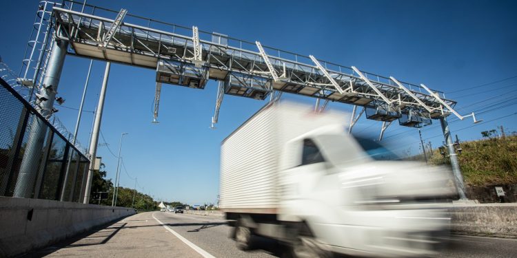CNH digital: app vai avisar motorista de passagem em pedágio free flow e dar acesso a canal de pagamento