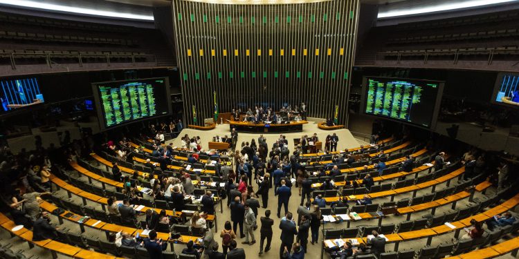Câmara aprova PLP dos combustíveis com jabutis e medidas de ajuste fiscal