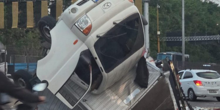Caminhão tomba na Linha Amarela e provoca congestionamento no sentido Barra da Tijuca