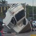 Caminhão tomba na Linha Amarela e provoca congestionamento no sentido Barra da Tijuca