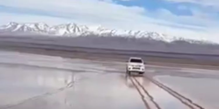 Caminhonete 4x4 invade área natural restrita e deixa marcas que podem levar até 100 anos para sumir do solo na Argentina; entenda