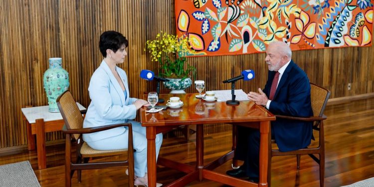 Campanha de Flávio recorre ao TSE para proibir Lula de conceder entrevista com tema eleitoral no Alvorada