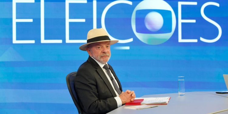 Campanha de Lula tenta conter desgaste após oposição explorar fotos do presidente ao lado de lobista que ele disse não conhecer