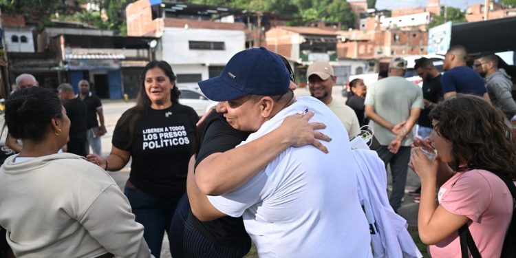 Caracas anuncia a libertação de mais de 130 presos políticos, incluindo mulher acusada de participar de ataque contra Maduro