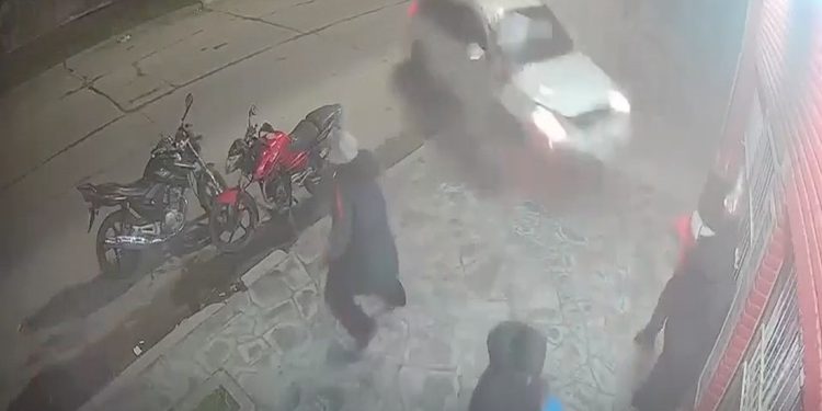 Carro invade calçada em alta velocidade e atropela cinco pessoas na Argentina; veja vídeo