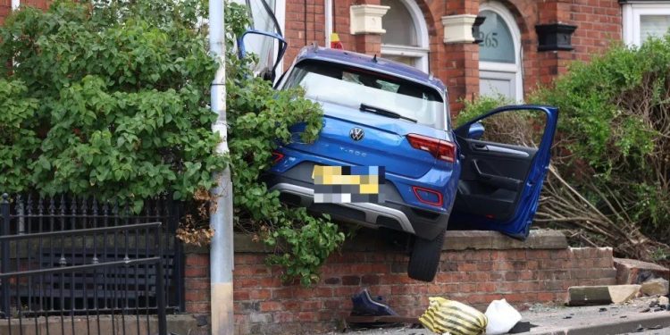 Carro invade jardim e atinge casa na Inglaterra; passageiro fica em estado crítico após acidente