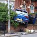 Carro invade jardim e atinge casa na Inglaterra; passageiro fica em estado crítico após acidente