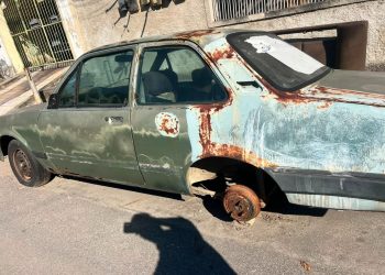 Carros abandonados são retirados das ruas de Niterói