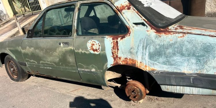 Carros abandonados são retirados das ruas de Niterói