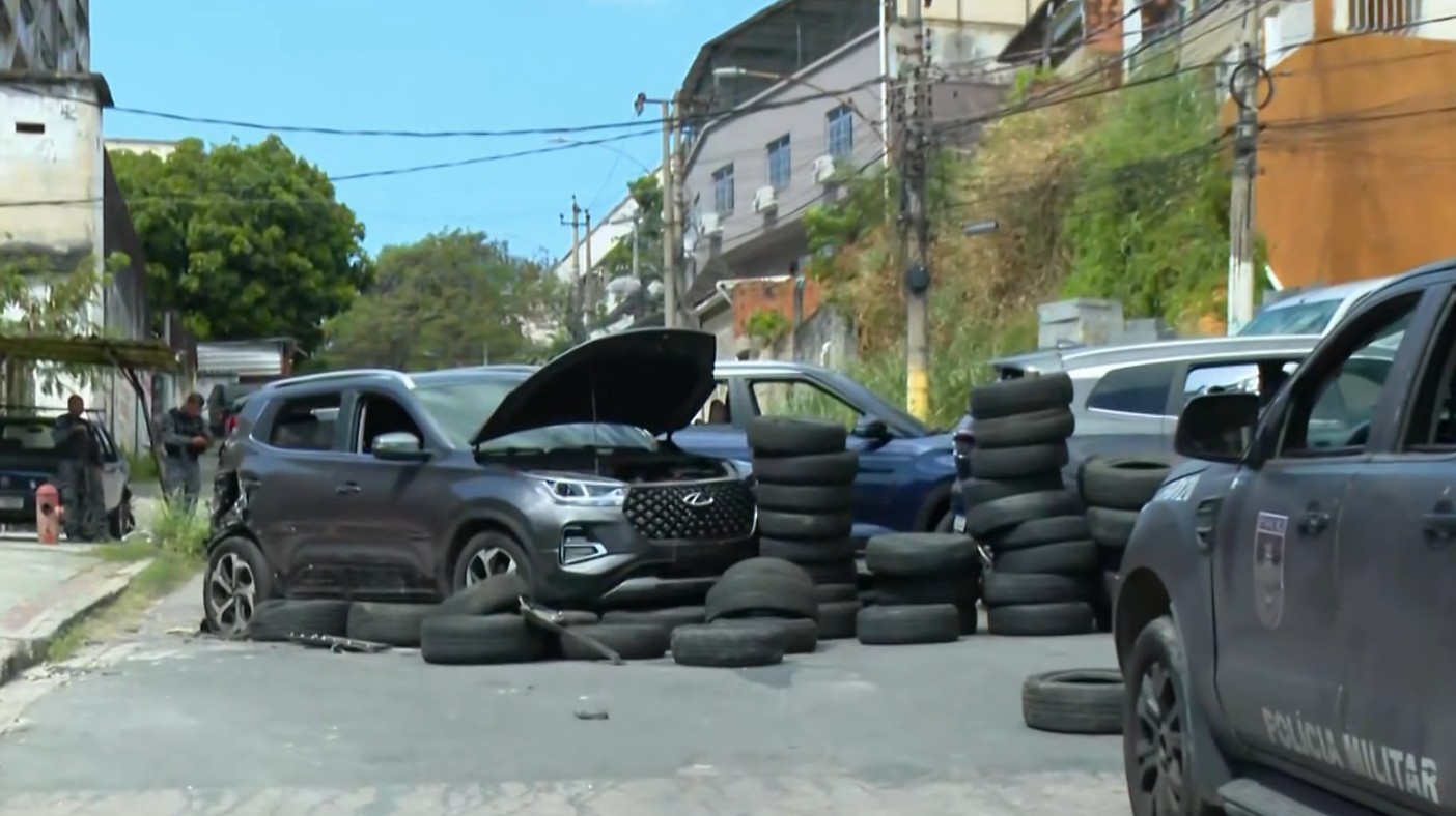 Carros-bomba e barricadas explosivas: entenda as técnicas utilizadas pelo tráfico no Complexo de Israel