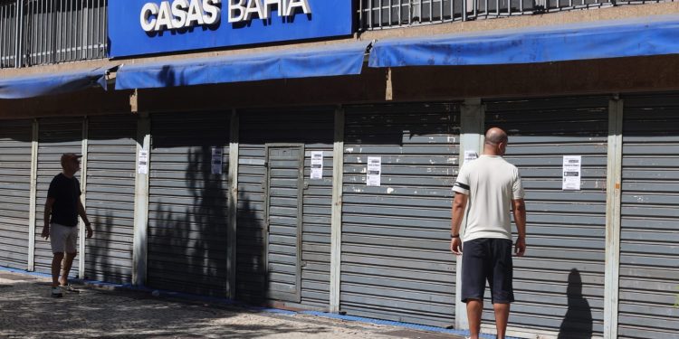 Casas Bahia demitiu 3 mil funcionários e fechou quase 300 lojas em agosto
