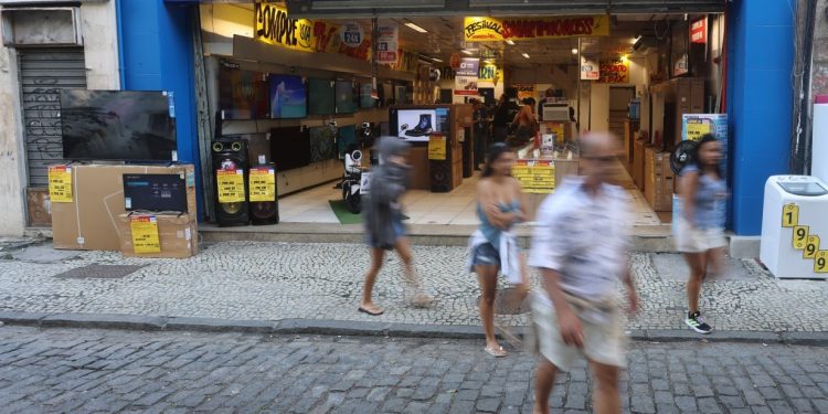 Casas Bahia negocia com credores e fornecedores para tentar manter estoques e lojas abertas