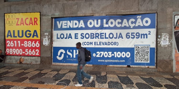 Centro de Niterói enfrenta fechamento de lojas e queda no movimento