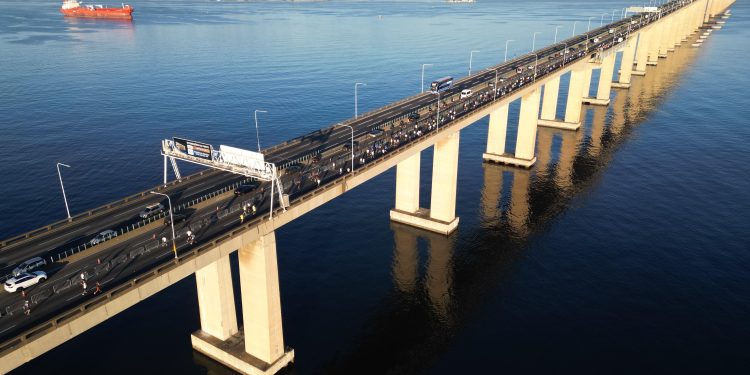 Cerca de 6 mil corredores participam do Desafio da Ponte, que teve dois estreantes como campeões da travessia de 21 km