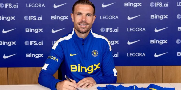 Chelsea contrata Jordan Henderson; meio-campista atuou pelo Brentford e pela seleção inglesa