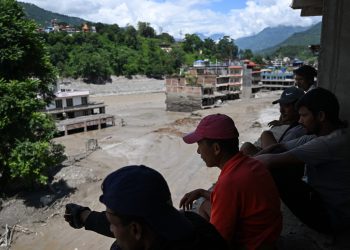 China alerta para 'alto risco' de colapso de lago formado após deslizamento no Tibete