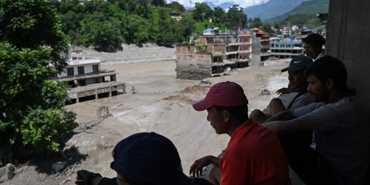 China alerta para 'alto risco' de colapso de lago formado após deslizamento no Tibete