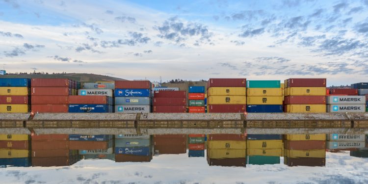 China estreia hoje primeira rota marítima regular através do Ártico, rumo à Europa