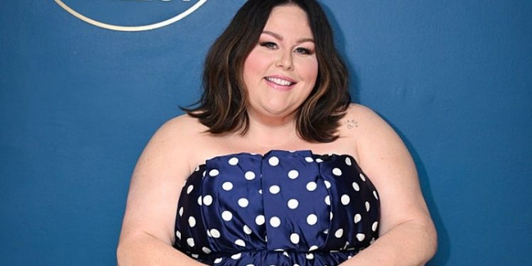 Chrissy Metz revela mudança na relação com o peso durante a perimenopausa; entenda o que acontece nessa fase