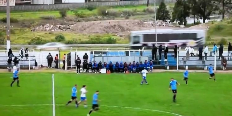 Chutão para fora do estádio causa acidente em estrada no Uruguai; veja vídeo