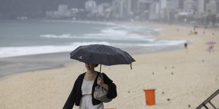 Chuva e frio seguem em áreas das regiões Sul e Sudeste, enquanto interior do país tem baixa umidade; veja previsão desta terça