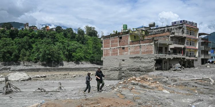 Chuvas e risco de novas inundações complicam trabalho de equipes de resgate no Nepal