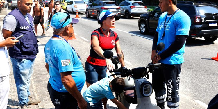 Ciclofaixa para autopropelidos estreia com dúvidas e fiscalização na orla do Rio