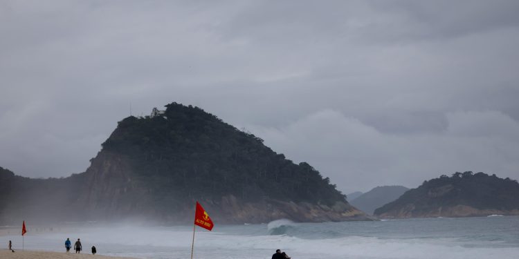 Ciclone bomba avança pelo Brasil e provoca chuva, ventos fortes e queda de temperatura no fim de semana; veja previsão