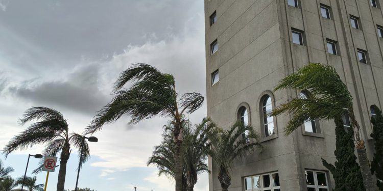 Ciclone-bomba provoca tornado, derruba trens e para porto; veja estragos em 11 estados
