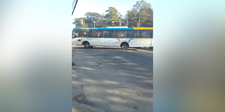 Cinco ônibus são sequestrados e usados como barricadas na Cidade de Deus durante operação da PM